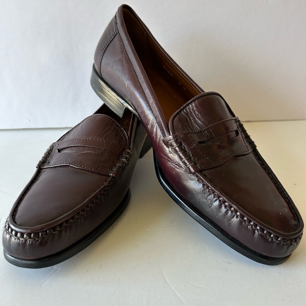 UN Normal Nomad men mean loafer 8D
Genuine leather 
Burgundy in color